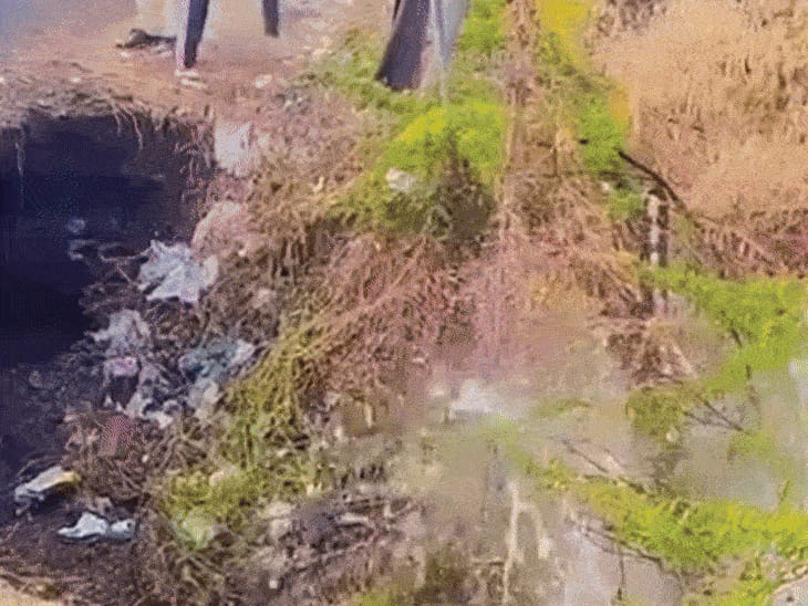बड़वानी में खंडवा-वडोदरा नेशनल हाईवे धंसा:एमपी-गुजरात को जोड़ने वाली सड़क पर 6 फीट का गड्ढा, करीब एक घंटे तक रुका रहा ट्रैफिक