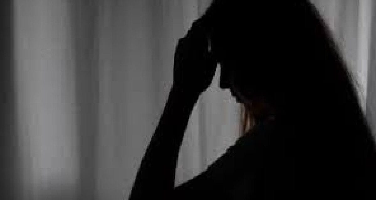 7 साल पहले पति ने छोड़ा तो मजदूरी कर पाले 2 बच्चे, आखिरकार टूट गई मां…