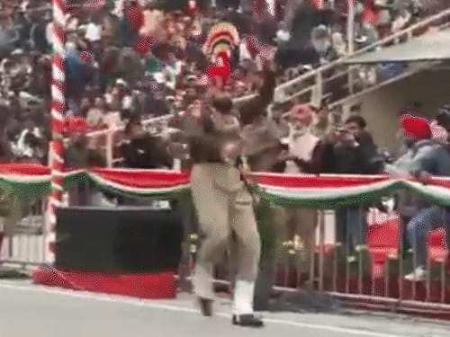 अटारी बॉर्डर पर रिट्रीट सेरेमनी:पाक सैनिकों को ललकारते दिखे भारतीय जवान, आर्मी डॉग और बच्चों के करतब; न गेट खुले न मिठाई बंटी