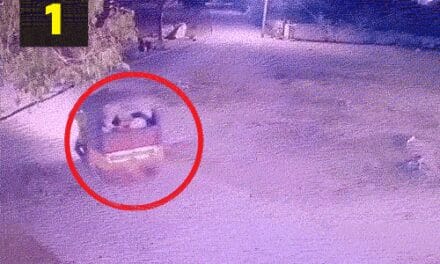 तेलंगाना में चलते ऑटो से 4 छात्राएं गिरीं:एक की मौत, ड्राइवर ने गाड़ी नहीं रोकी; बच्चियों से प्रिंसिपल के घर कुर्सियां ढुलवा रहा था