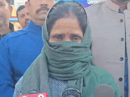 देहरादून में दो कश्मीरी युवकों पर छेड़छाड़ का आरोप:पति ने ‘ये मुस्लिम, इन्हें मारो’ बोलकर पीटा था; पत्नी बोली