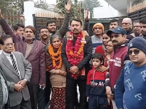 अफसरी छोड़कर अलंकार घर पहुंचे तो मां ने गले लगाया:कानपुर में कहा