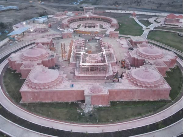 देश के सबसे बड़े रविदास मंदिर का ड्रोन वीडियो:राजस्थान के कारीगरों की अद्भुत कारीगरी; 101 करोड़ का बिना स्टील-लोहे का भव्य स्ट्रक्चर
