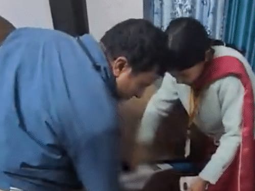 गुवाहाटी में पलंग के बॉक्स से नाबालिग बच्ची का रेस्क्यू:आरोपी महिला ने टीम से छिपाने के लिए बंद किया था, 6 साल तक बंधक बनाया