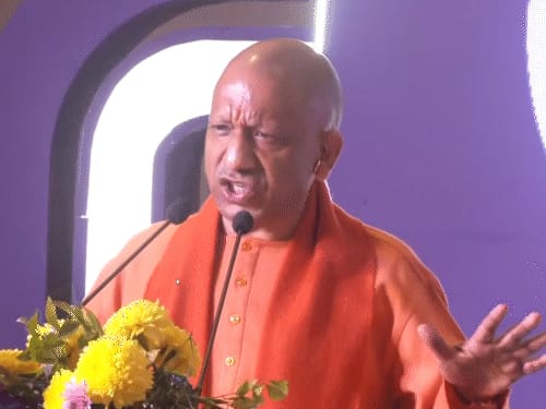 ‘यूपी पुलिस गोली मारे नहीं तो क्या खाए’:पिस्तौल दी है, ट्रेनिंग मिली है; एनकाउंटर पर योगी का जवाब