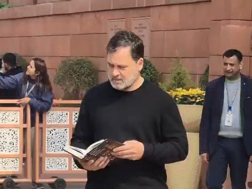 राहुल ने नरवणे की किताब दिखाई, बोले-देना नहीं