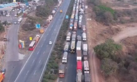 मुंबई-पुणे एक्सप्रेसवे पर 35 घंटे से जाम:20km तक गाड़ियों की लाइन लगी; लोगों दो दिन से बिना खाना-पानी और टॉयलेट के फंसे