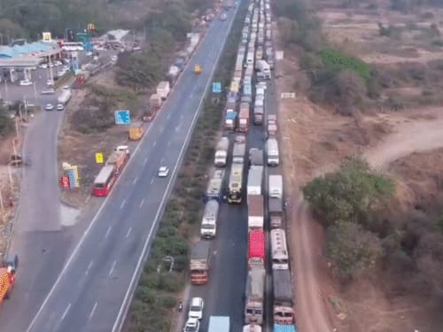 मुंबई-पुणे एक्सप्रेसवे पर 35 घंटे से जाम:20km तक गाड़ियों की लाइन लगी; लोगों दो दिन से बिना खाना-पानी और टॉयलेट के फंसे