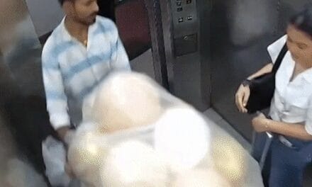 मुंबई में लिफ्ट में फटे गैस से भरे गुब्बारे, VIDEO:लिफ्ट में मौजूद महिला और व्यक्ति आग में घिरे; CCTV में रिकॉर्ड हुई पूरी घटना