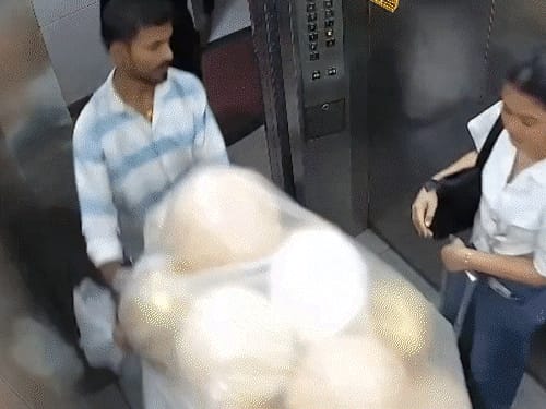 मुंबई में लिफ्ट में फटे गैस से भरे गुब्बारे, VIDEO:लिफ्ट में मौजूद महिला और व्यक्ति आग में घिरे; CCTV में रिकॉर्ड हुई पूरी घटना