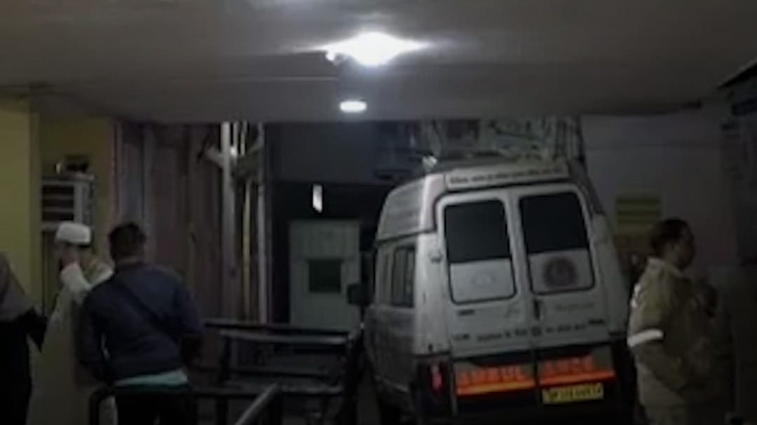 कानपुर में युवक ने पुलिस के पहुंचते ही खुद को लगाई आग