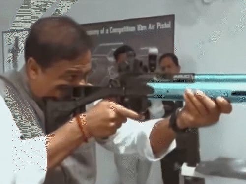 दावा-असम के सीएम के हाथ में बंदूक, निशाने पर मुसलमान:वायरल होने पर भाजपा ने वीडियो डिलीट किया, कांग्रेस बोली