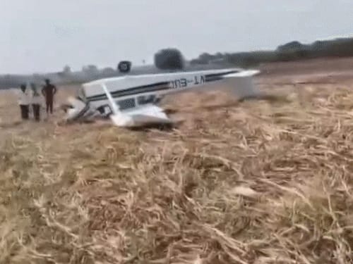 कर्नाटक में प्राइवेट ट्रेनी प्लेन खेत में क्रैश:दोनों पायलट ने कूद कर जान बचाई; 50 साल पुराने विमान का फ्यूल खत्म हो गया था