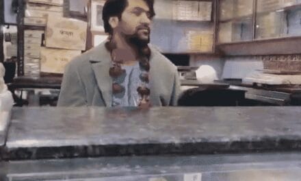 धीरेंद्र शास्त्री ने बेची मिठाई, बोले-मन के भाव ले लो:छतरपुर में आधी रात को दुकान की गद्दी पर जा बैठे; रसगुल्ला-रसमलाई का स्वाद लिया