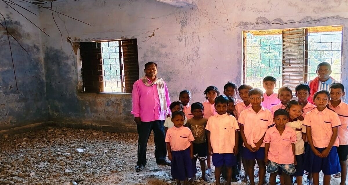 टूटकर गिरती सीलिंग और लटकते सरिए…यहां स्कूलों में मासूमों की जान दांव पर