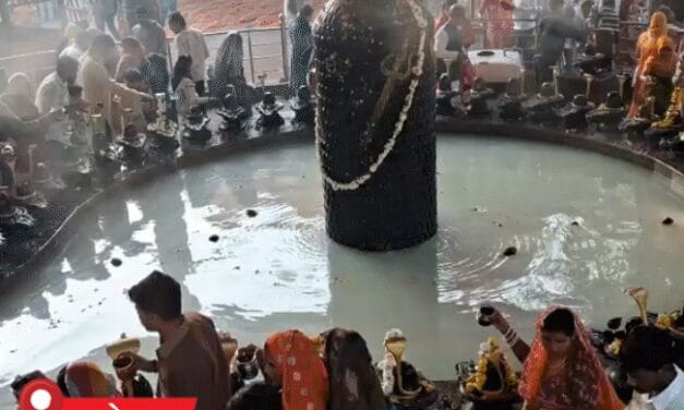 अलवर में त्रिपोलेश्वर बने दूल्हा, काशी से आई विशेष ड्रेस:जयपुर के ताड़केश्वर में बैंड-बाजे बज रहे, उदयपुर के एकलिंगनाथजी में डीजे पर झूमे भक्त