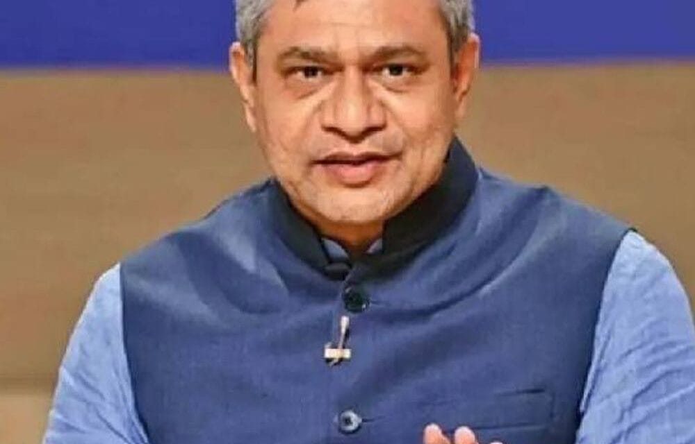 यात्री फर्स्ट: रेलवे की नई व्यवस्था:चलती ट्रेन में अब हर 1-2 घंटे में होगी कोच की सफाई, फर्स्ट फेज में 80 ट्रेनों में सुविधा