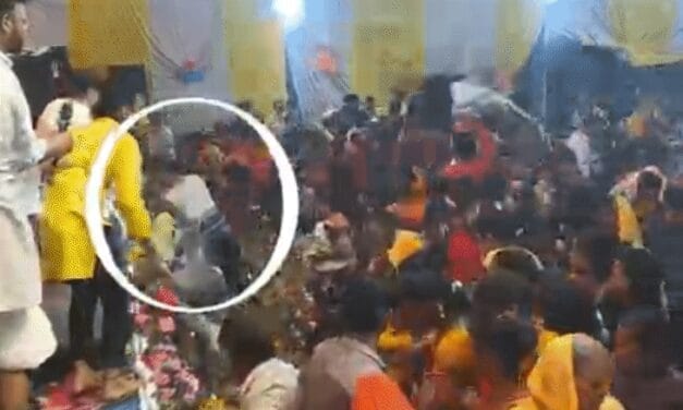 उत्तम स्वामी की कथा में महिलाओं पर फेंका पानी:धक्का देने का भी वीडियो सामने आया; रेप के आरोप के बाद कथा बीच में छोड़कर गए
