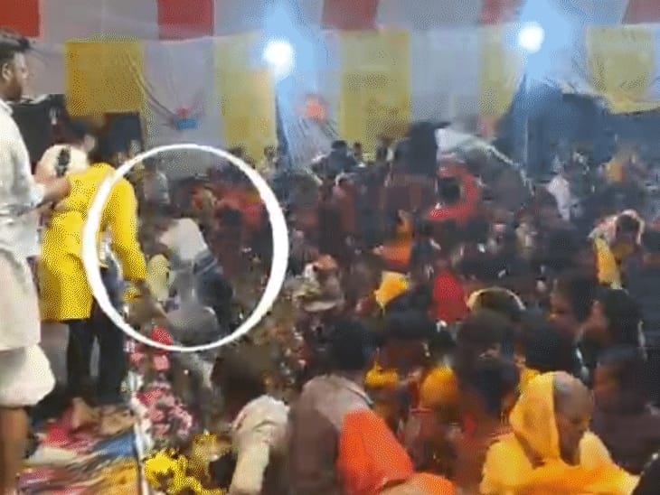 उत्तम स्वामी की कथा में महिलाओं पर फेंका पानी:धक्का देने का भी वीडियो सामने आया; रेप के आरोप के बाद कथा बीच में छोड़कर गए