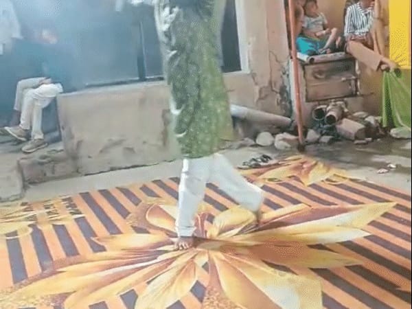 शादी में डांस करते-करते आया हार्ट अटैक, VIDEO:खरगोन में मेहंदी की रस्म में दूल्हे के मामा की मौत, पत्नी के साथ नाच रहे थे