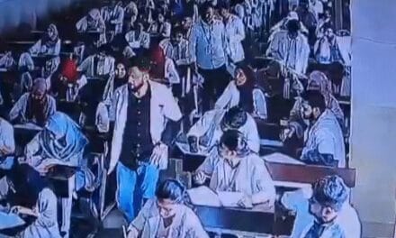 कर्नाटक में मेडिकल स्टूडेंट ने प्रोफेसर को पीटा, VIDEO:एग्जाम हॉल में फोन से चीटिंग करते पकड़ा था; छात्र ने पेपर छीनने पर हमला किया