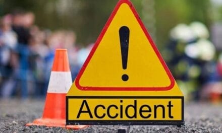 गड्ढे से बचने में गई तीन जानें, शादी से लौट रही कार पेड़ से टकराई