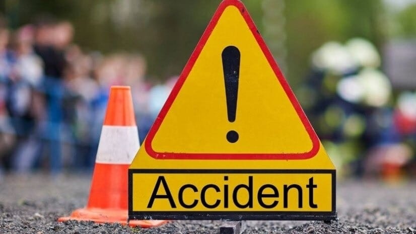 गड्ढे से बचने में गई तीन जानें, शादी से लौट रही कार पेड़ से टकराई