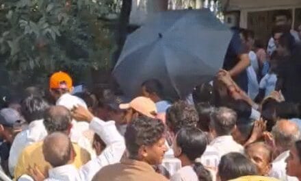 गुजरात में आसाराम ने साधकों से घर-घर जाकर की मुलाकात:मीडिया को देख चेहरा छिपाया, श्रद्धालुओं ने रुमाल और हाथों से कैमरे ढंकने की कोशिश की