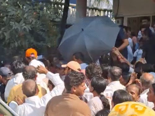 गुजरात में आसाराम ने साधकों से घर-घर जाकर की मुलाकात:मीडिया को देख चेहरा छिपाया, श्रद्धालुओं ने रुमाल और हाथों से कैमरे ढंकने की कोशिश की