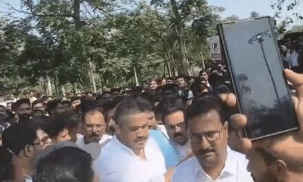 अजित पवार प्लेन क्रैश,भतीजे रोहित-योगेंद्र बारामती पहुंचे, FIR की मांग:DCGA-VSR कंपनी पर एक्शन को लेकर थाने के बाहर समर्थकों प्रदर्शन