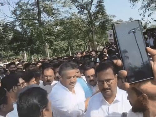 अजित पवार प्लेन क्रैश,भतीजे रोहित-योगेंद्र बारामती पहुंचे, FIR की मांग:DCGA-VSR कंपनी पर एक्शन को लेकर थाने के बाहर समर्थकों प्रदर्शन