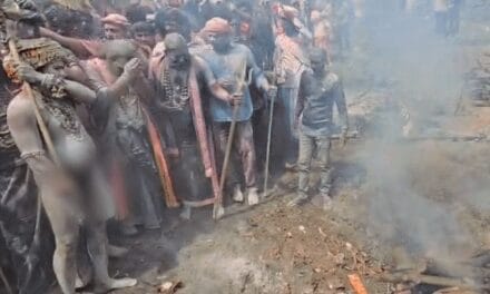 काशी में जलती चिताओं की भस्म से होली:नरमुंड, चश्मा लगाकर आए संन्यासी, डमरू की गूंज, 3 लाख टूरिस्ट पहुंचे