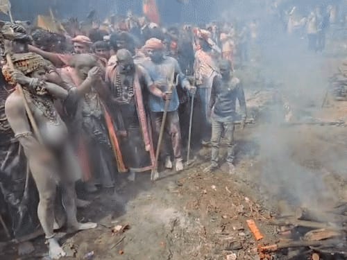 काशी में जलती चिताओं की भस्म से होली:नरमुंड, चश्मा लगाकर आए संन्यासी, डमरू की गूंज, 3 लाख टूरिस्ट पहुंचे