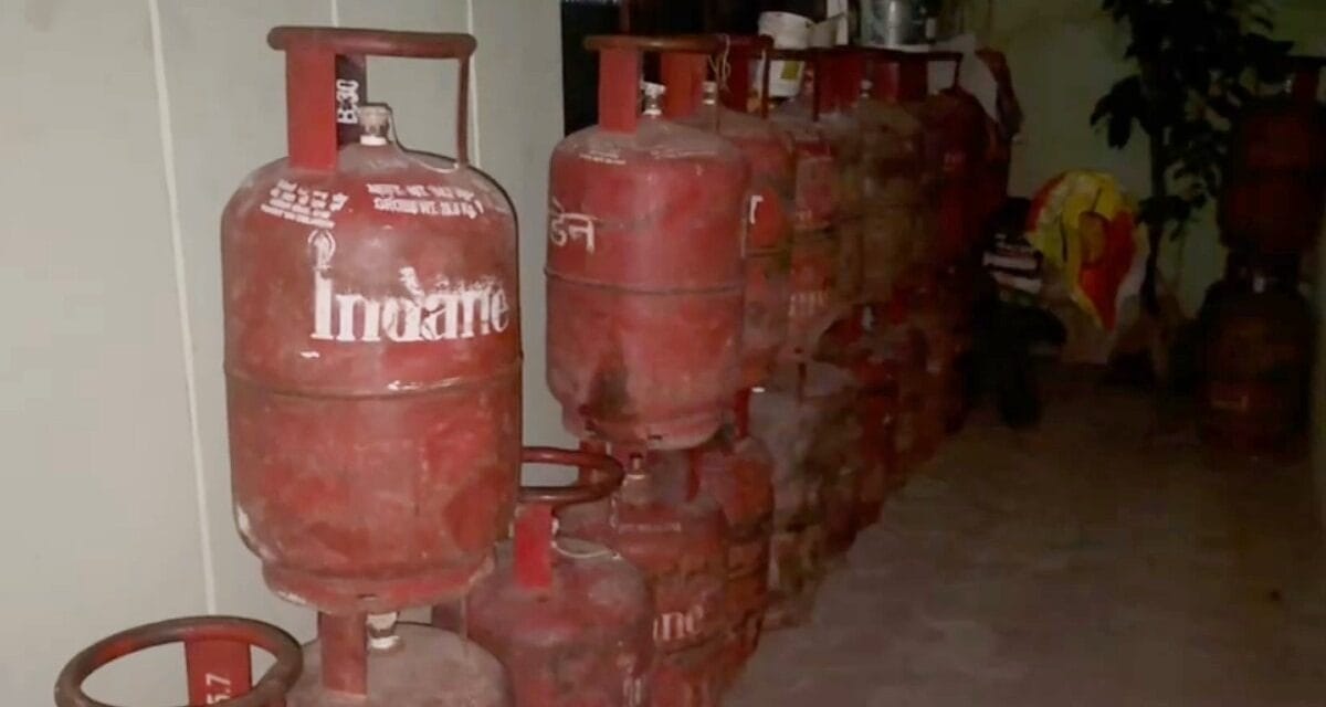 एक तरफ लंबी कतारें… इधर रिटायर्ड मास्टर ने घर में छिपा रखे थे 25 सिलेंडर