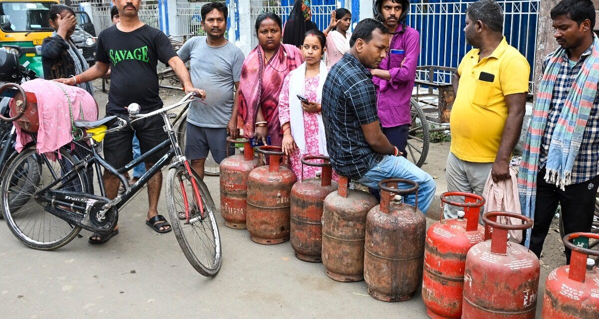 सिलेंडर की सप्लाई ठप, अब इंडक्शन ही सहारा! तस्वीरों में देखें देश में गहराया LPG संकट
