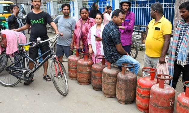 सिलेंडर की सप्लाई ठप, अब इंडक्शन ही सहारा! तस्वीरों में देखें देश में गहराया LPG संकट