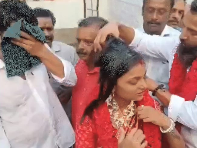 महाकुंभ की ‘वायरल गर्ल’ ने मुस्लिम बॉयफ्रेंड से की शादी:केरल पुलिस से मांगी सुरक्षा, पिता से बताया खतरा; डायरेक्टर बोले