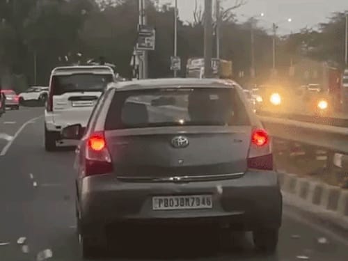 बठिंडा में दूल्हा-दुल्हन पर चलती गाड़ी में नोट बरसाए,VIDEO:हरियाणा नंबर की स्कॉर्पियो में बैठा था जोड़ा; नोट उड़ाने वाले पंजाब नंबर की ओपन जीप में सवार थे