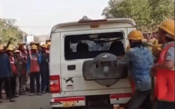 अडाणी पावर प्लांट में आग लगाई, गाड़ियों में तोड़फोड़ की:दूर से ही धुएं का गुबार दिख रहा; सिंगरौली में लेबर की मौत पर भड़के मजदूर