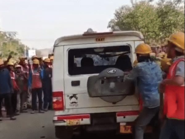 अडाणी पावर प्लांट में आग लगाई, गाड़ियों में तोड़फोड़ की:दूर से ही धुएं का गुबार दिख रहा; सिंगरौली में लेबर की मौत पर भड़के मजदूर