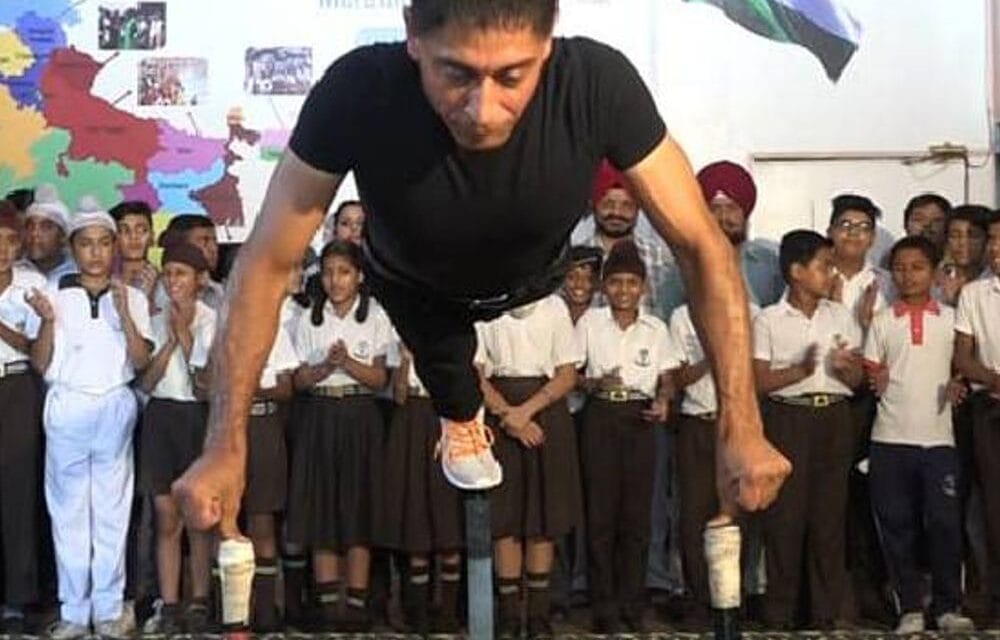 कपूरथला के विक्की देओल ने बनाया वर्ल्ड रिकॉर्ड:हवा में लोहे की रॉड पर 40 सेकेंड में अंगूठों के सहारे 64 पुश-अप्स किए, अपना ही पुराना रिकॉर्ड तोड़कर रचा इतिहास