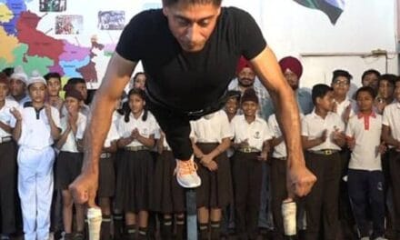 कपूरथला के विक्की देओल ने बनाया वर्ल्ड रिकॉर्ड:हवा में लोहे की रॉड पर 40 सेकेंड में अंगूठों के सहारे 64 पुश-अप्स किए, अपना ही पुराना रिकॉर्ड तोड़कर रचा इतिहास