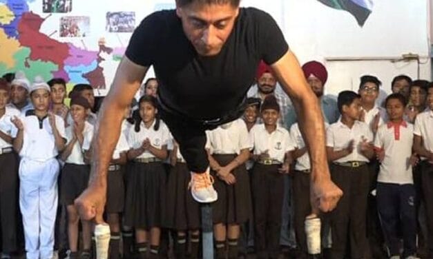 कपूरथला के विक्की देओल ने बनाया वर्ल्ड रिकॉर्ड:हवा में लोहे की रॉड पर 40 सेकेंड में अंगूठों के सहारे 64 पुश-अप्स किए, अपना ही पुराना रिकॉर्ड तोड़कर रचा इतिहास