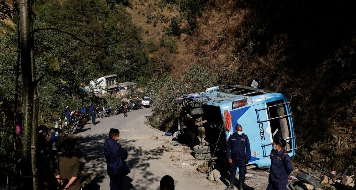 नेपाल में श्रद्धालुओं से भरी बस खाई में गिरी… 7 भारतीयों की मौत, कई घायल