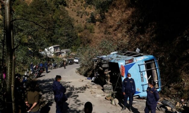 नेपाल में श्रद्धालुओं से भरी बस खाई में गिरी… 7 भारतीयों की मौत, कई घायल