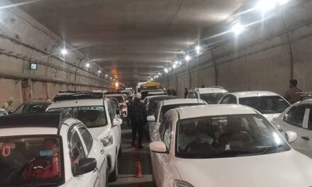 हिमाचल में अटल टनल में पूरी रात फंसे सैकड़ों टूरिस्ट:बर्फबारी से सड़कों पर बढ़ी फिसलन, गाड़ियों में काटी रात, अगले 6 दिन बारिश