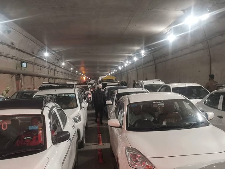 हिमाचल में अटल टनल में पूरी रात फंसे सैकड़ों टूरिस्ट:बर्फबारी से सड़कों पर बढ़ी फिसलन, गाड़ियों में काटी रात, अगले 6 दिन बारिश
