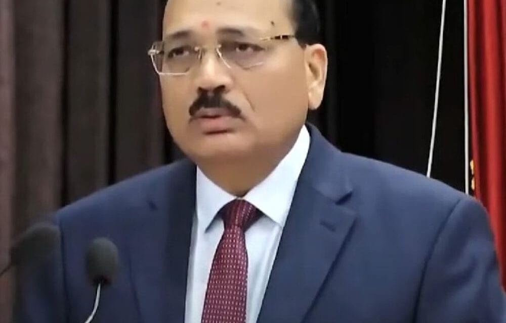 CJI ने पूछा-क्या फैमिली कोर्ट में काले चोगे होने चाहिए:जज, वकील और पुलिस को भी यूनिफॉर्म में नहीं आना चाहिए, इससे बच्चे डरते हैं