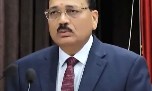 CJI ने पूछा-क्या फैमिली कोर्ट में काले चोगे होने चाहिए:जज, वकील और पुलिस को भी यूनिफॉर्म में नहीं आना चाहिए, इससे बच्चे डरते हैं