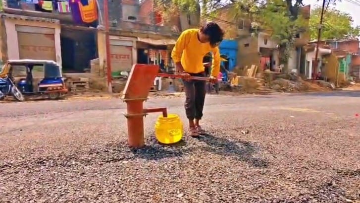 यूपी: सड़क के बीचों-बीच हैंडपंप, इंजीनियर का कारनामा देख चकराया सिर